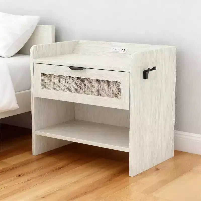 COZONY Comodino in Rattan con Stazione di Ricarica, Tavolino da Notte Boho con USB Tipo-C e Prese di Corrente per Camera da Letto e Soggiorno