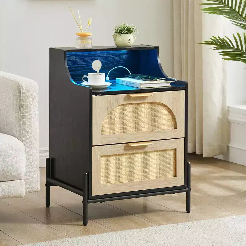 Comodino in Legno, Set di 2, Comodino in Rattan con Stazione di Ricarica, Porte USB e Prese, Tavolino da Notte Moderno con Cassetto in Rattan