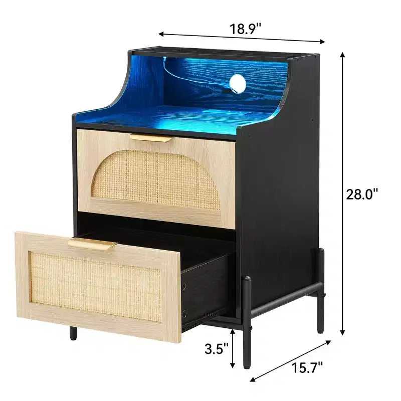 Comodino in Legno, Set di 2, Comodino in Rattan con Stazione di Ricarica, Porte USB e Prese, Tavolino da Notte Moderno con Cassetto in Rattan