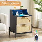 Comodino in Legno, Set di 2, Comodino in Rattan con Stazione di Ricarica, Porte USB e Prese, Tavolino da Notte Moderno con Cassetto in Rattan