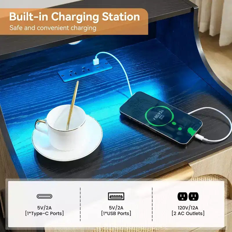 Comodino in Legno, Set di 2, Comodino in Rattan con Stazione di Ricarica, Porte USB e Prese, Tavolino da Notte Moderno con Cassetto in Rattan