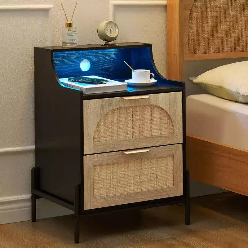 Comodino in Legno, Set di 2, Comodino in Rattan con Stazione di Ricarica, Porte USB e Prese, Tavolino da Notte Moderno con Cassetto in Rattan