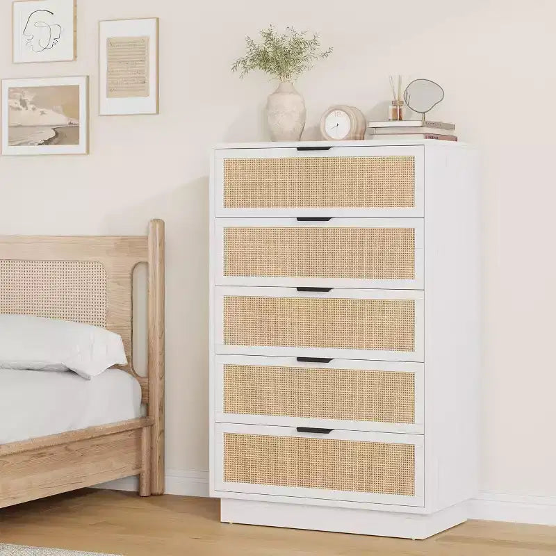 COZONY Cassettiera Verticale Stretta a 5 Cassetti, in MDF e Truciolato con Design in Rattan Intrecciato, per Camera da Letto e Soggiorno