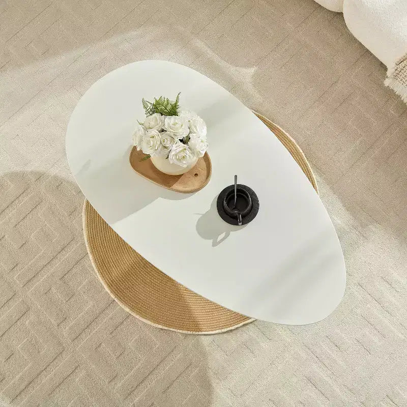 Tavolino da Caffè in Fibra di Vetro Ovale con Base Scultorea 47 Lucky Stone Bianco Latte