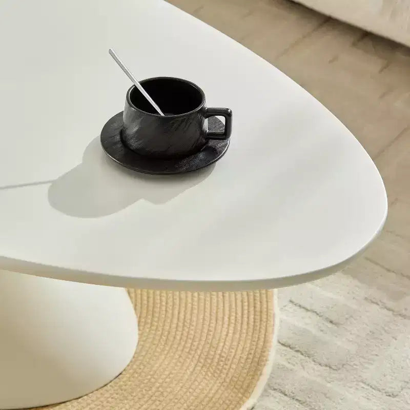 Tavolino da Caffè in Fibra di Vetro Ovale con Base Scultorea 47 Lucky Stone Bianco Latte