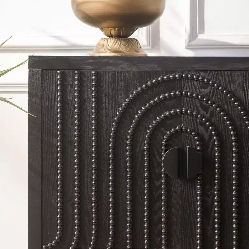 GDFStudio Credenza moderna con borchie da 150 cm con 4 ante e 2 ripiani regolabili