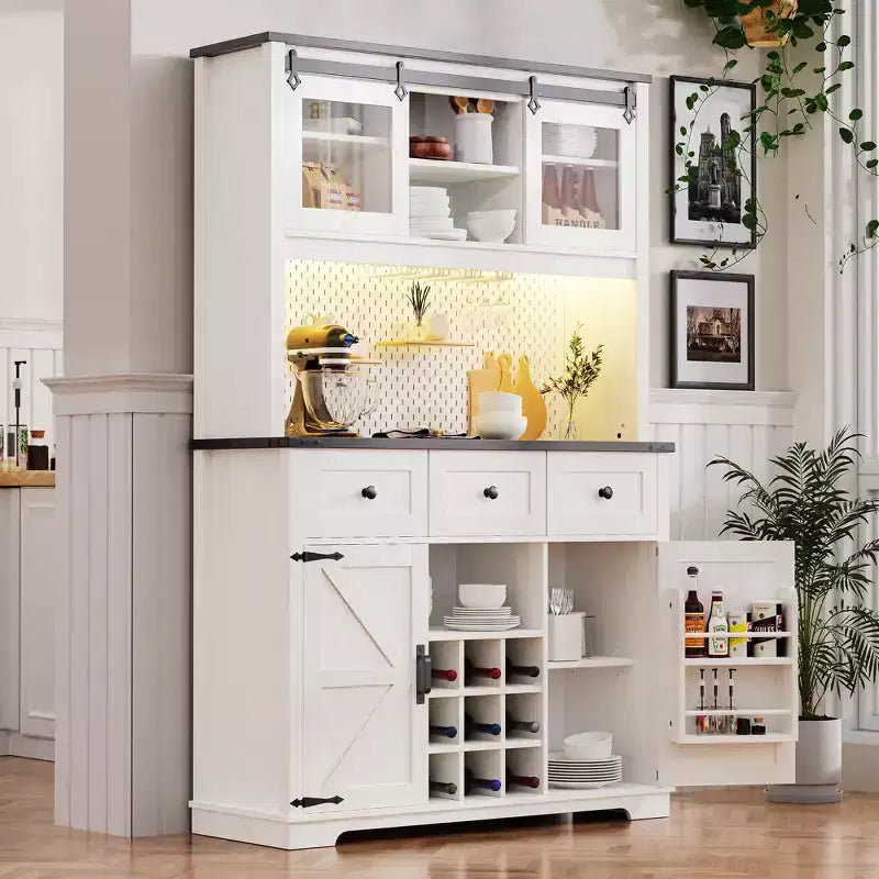 Dispensa da 71 pollici da fattoria con mobile bar e scaffale, credenza rustica da cucina per caffè con vetrina, porta scorrevole, presa di corrente, pannello forato, 3 cassetti, bianco