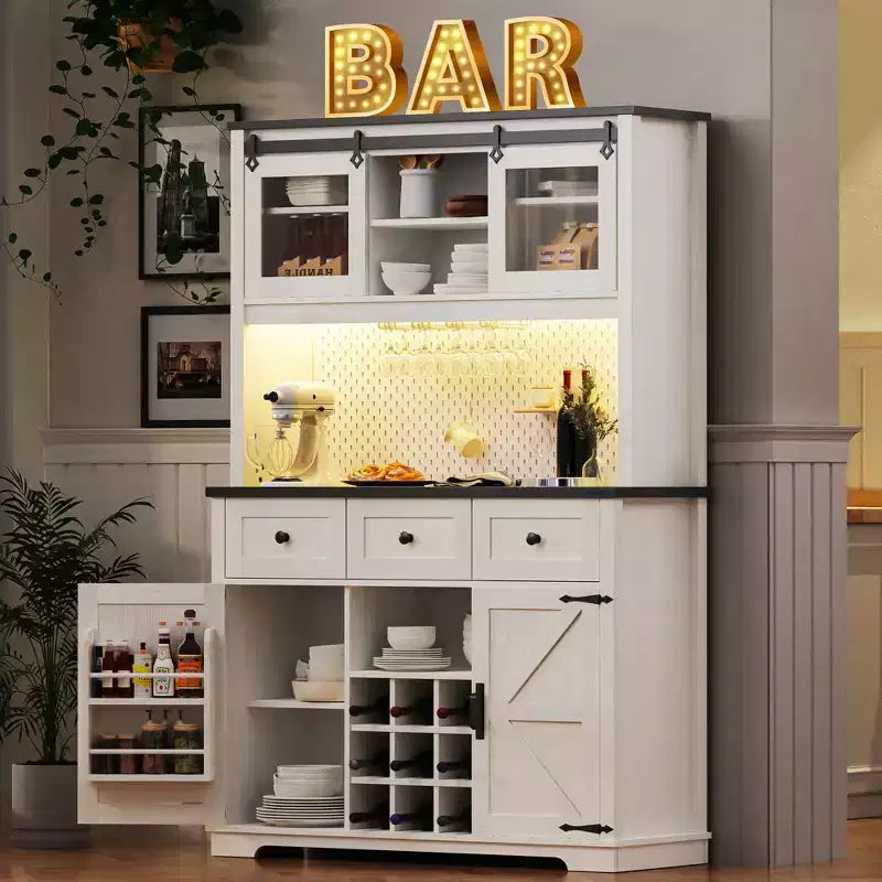 Dispensa da 71 pollici da fattoria con mobile bar e scaffale, credenza rustica da cucina per caffè con vetrina, porta scorrevole, presa di corrente, pannello forato, 3 cassetti, bianco