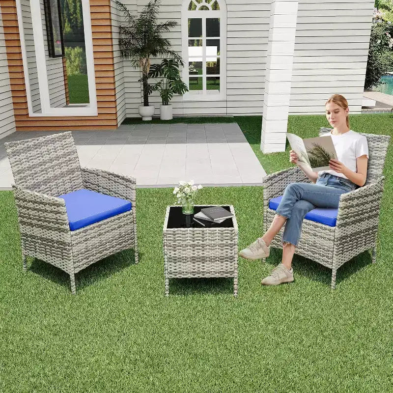 COZONY Set da 3 pezzi per patio esterno, 2 sedie in vimini di PE con tavolo da caffè in vetro e cuscino spesso per balcone, piscina, portico, cortile