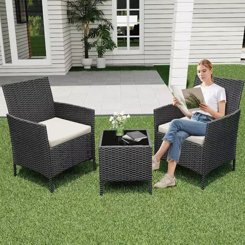 COZONY Set da 3 pezzi per patio esterno, 2 sedie in vimini di PE con tavolo da caffè in vetro e cuscino spesso per balcone, piscina, portico, cortile