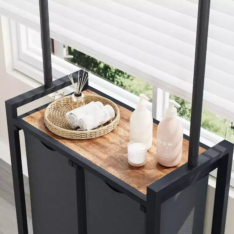 Stand appendiabiti con doppio cesto portabiancheria, Organizzatore mobile per vestiti con mensola per camera da letto/lavanderia