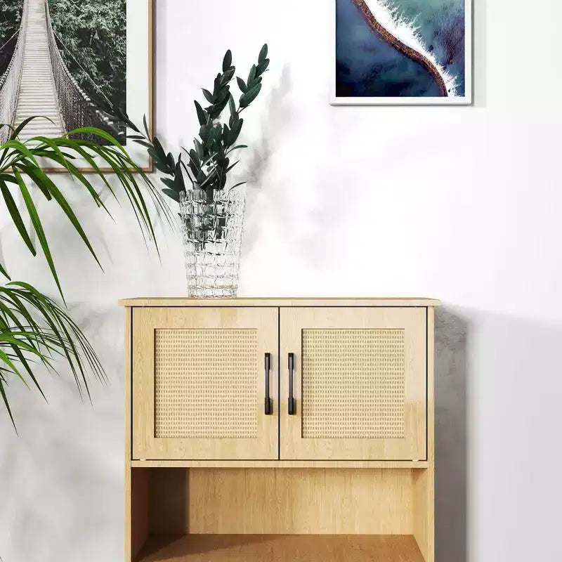 Armadio portaoggetti a quattro ante con design in rattan intrecciato, ripiani regolabili e stile versatile per soggiorni e sale da pranzo