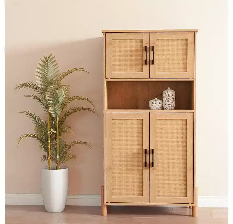 Armadio portaoggetti a quattro ante con design in rattan intrecciato, ripiani regolabili e stile versatile per soggiorni e sale da pranzo