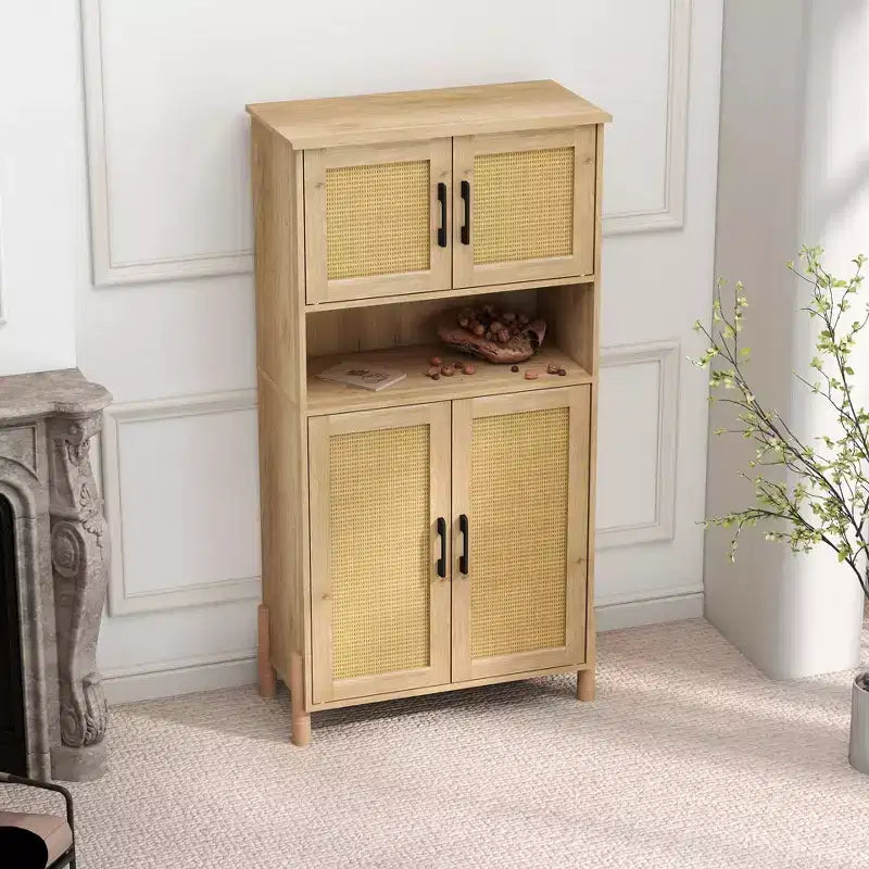 Armadio portaoggetti a quattro ante con design in rattan intrecciato, ripiani regolabili e stile versatile per soggiorni e sale da pranzo