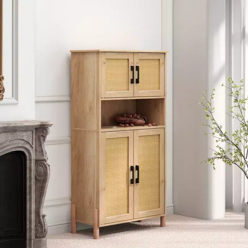 Armadio portaoggetti a quattro ante con design in rattan intrecciato, ripiani regolabili e stile versatile per soggiorni e sale da pranzo