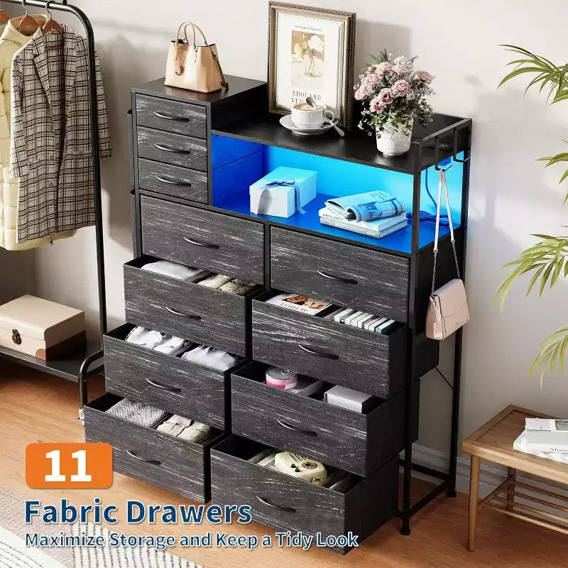 Cassettiera a 11 cassetti con cassetti in tessuto, armadietto portaoggetti con ripiani, tasche laterali, ganci, stazione di ricarica, robusto telaio in metallo e piano in legno per soggiorno