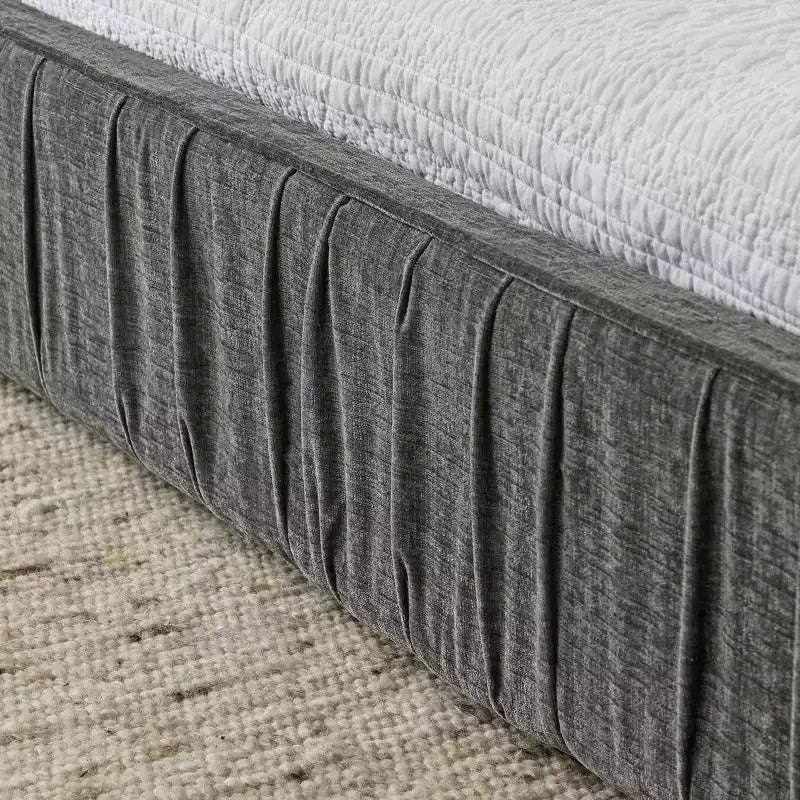 MAYEERTY Letto imbottito Queen Size con tessuto ciniglia, testiera plissettata e struttura solida per camera da letto, grigio
