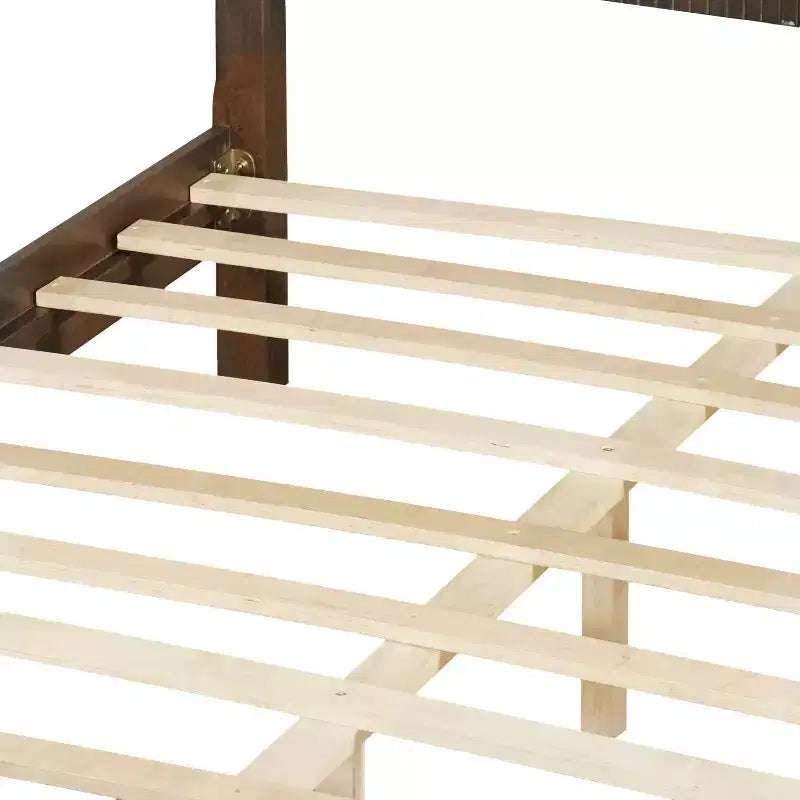 Struttura Letto a Piattaforma Queen/King Size con Testiera e Pediera, Pannelli Scanalati, Noce/Bianco - ModernLuxe