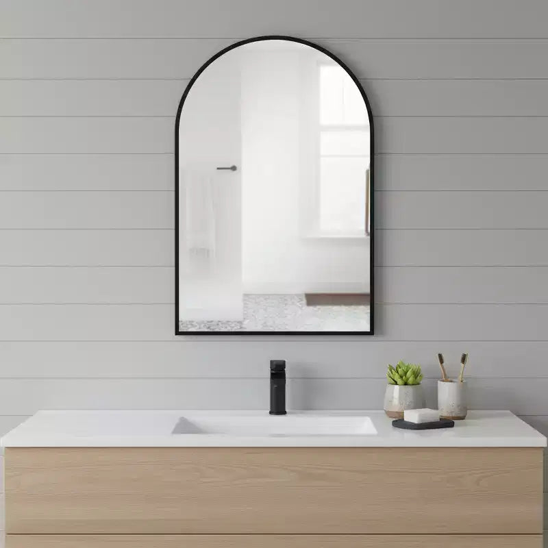 Specchio decorativo HomeRoots 38 con cornice ad arco in metallo nero