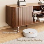 Mobile TV con Bordo Curvo Finitura Noce, Consolle Multimediale per TV da 65 Pollici, Credenza Moderna con Ante Scanalate e Contenitore, Mobile Soggiorno Mid-Century