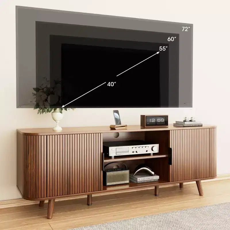 Mobile TV con Bordo Curvo Finitura Noce, Consolle Multimediale per TV da 65 Pollici, Credenza Moderna con Ante Scanalate e Contenitore, Mobile Soggiorno Mid-Century