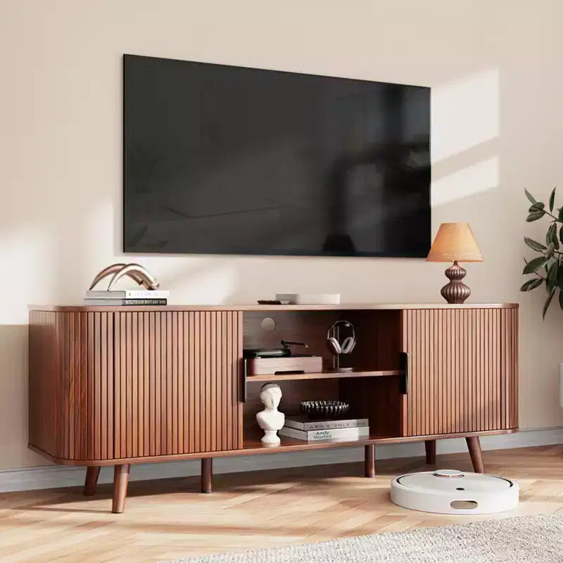 Mobile TV con Bordo Curvo Finitura Noce, Consolle Multimediale per TV da 65 Pollici, Credenza Moderna con Ante Scanalate e Contenitore, Mobile Soggiorno Mid-Century