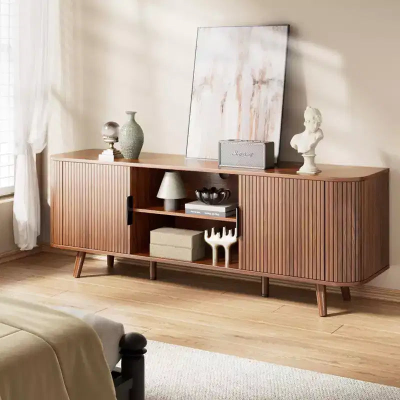 Mobile TV con Bordo Curvo Finitura Noce, Consolle Multimediale per TV da 65 Pollici, Credenza Moderna con Ante Scanalate e Contenitore, Mobile Soggiorno Mid-Century