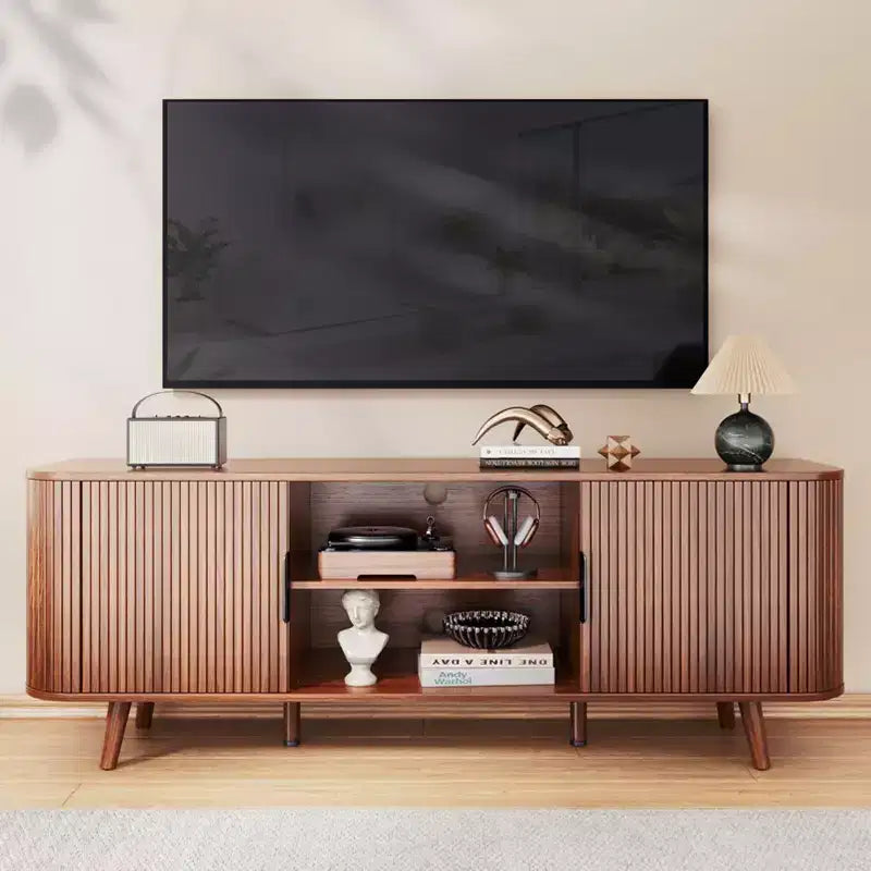 Mobile TV con Bordo Curvo Finitura Noce, Consolle Multimediale per TV da 65 Pollici, Credenza Moderna con Ante Scanalate e Contenitore, Mobile Soggiorno Mid-Century