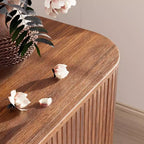 Mobile TV con Bordo Curvo Finitura Noce, Consolle Multimediale per TV da 65 Pollici, Credenza Moderna con Ante Scanalate e Contenitore, Mobile Soggiorno Mid-Century