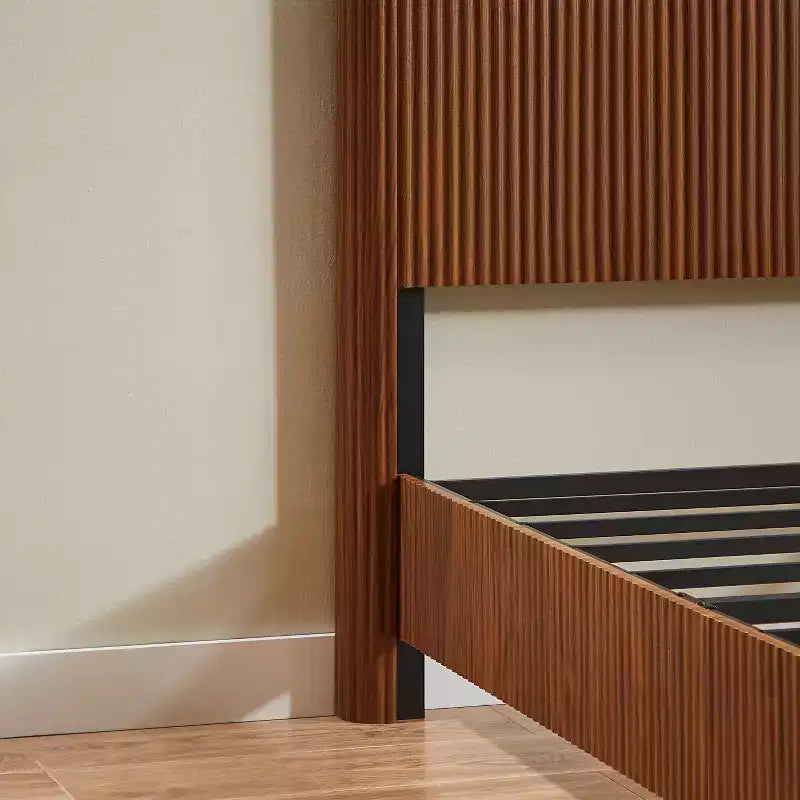 Struttura letto GDFStudio Whitmore in legno rustico curvato con robusto supporto in ferro