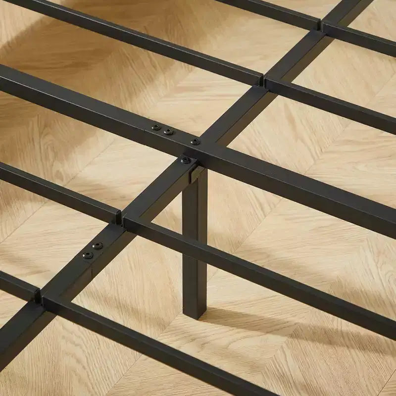 Struttura letto GDFStudio Whitmore in legno rustico curvato con robusto supporto in ferro