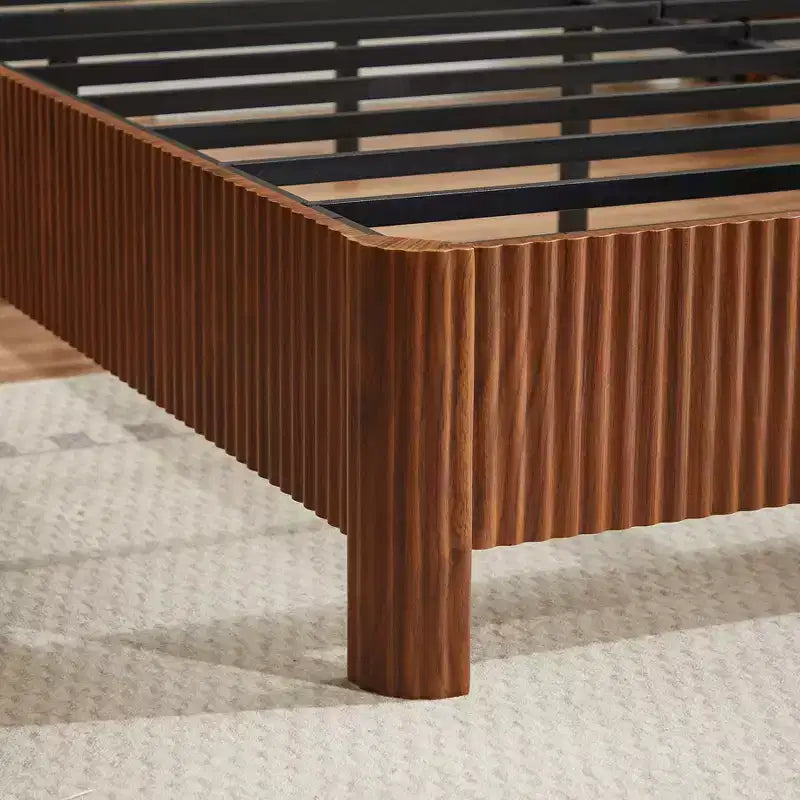 Struttura letto GDFStudio Whitmore in legno rustico curvato con robusto supporto in ferro