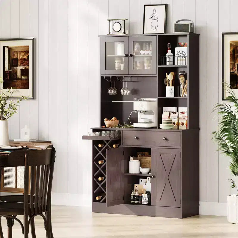 Mobile da Bar Caffè con Presa di Corrente e Raffinate Ante a Grana di Legno, Credenza Buffet con Portabottiglie per Vino