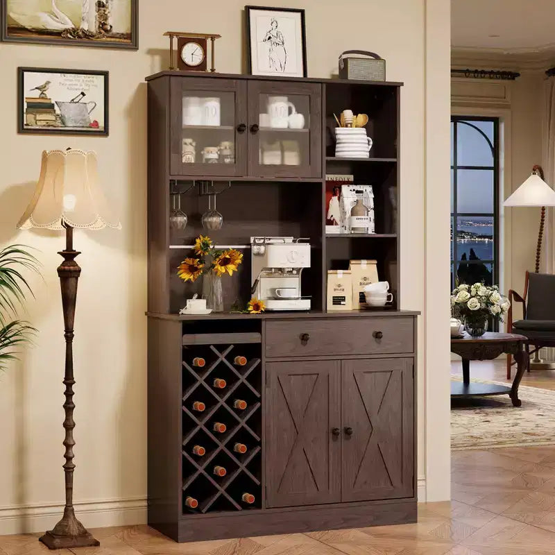 Mobile da Bar Caffè con Presa di Corrente e Raffinate Ante a Grana di Legno, Credenza Buffet con Portabottiglie per Vino