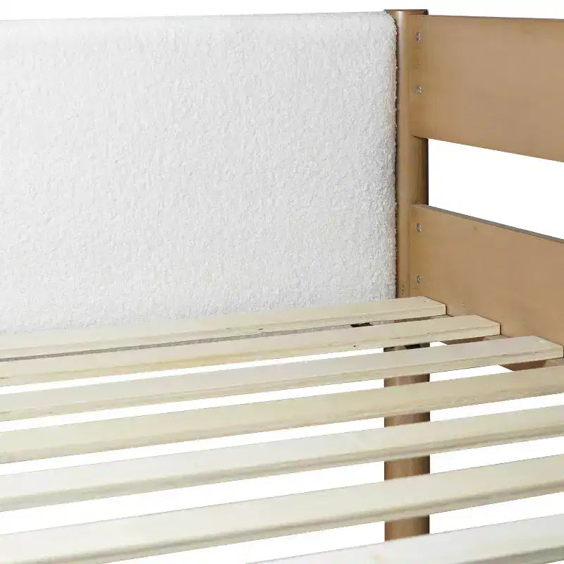 Letto a soppalco singolo Bellemave con scrivania, testiera e pediera imbottite in boucle Teddy, struttura in legno di gomma, scaletta e sponde di sicurezza, colore naturale