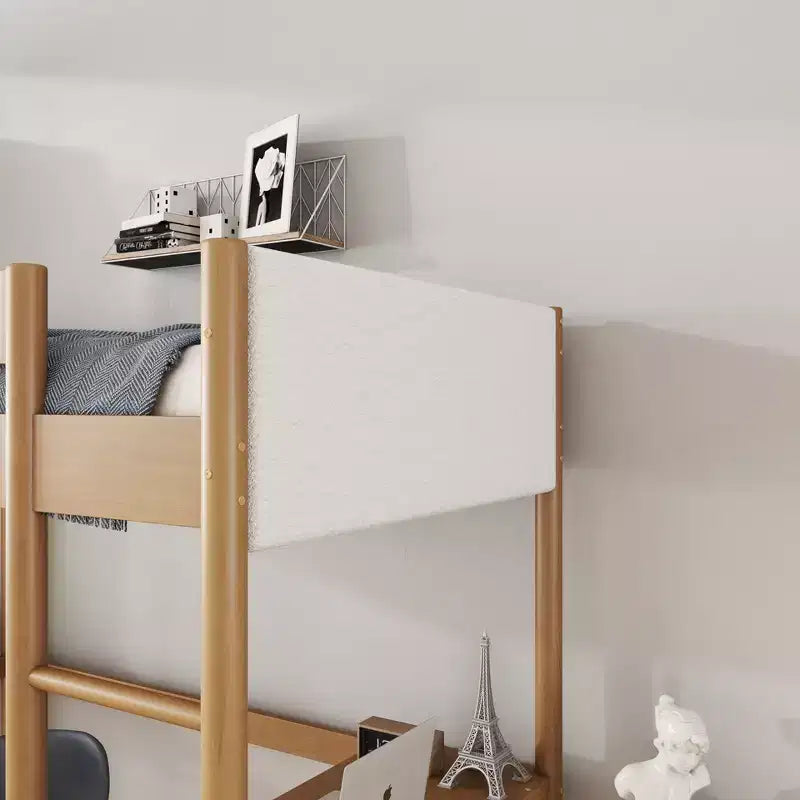 Letto a soppalco singolo Bellemave con scrivania, testiera e pediera imbottite in boucle Teddy, struttura in legno di gomma, scaletta e sponde di sicurezza, colore naturale
