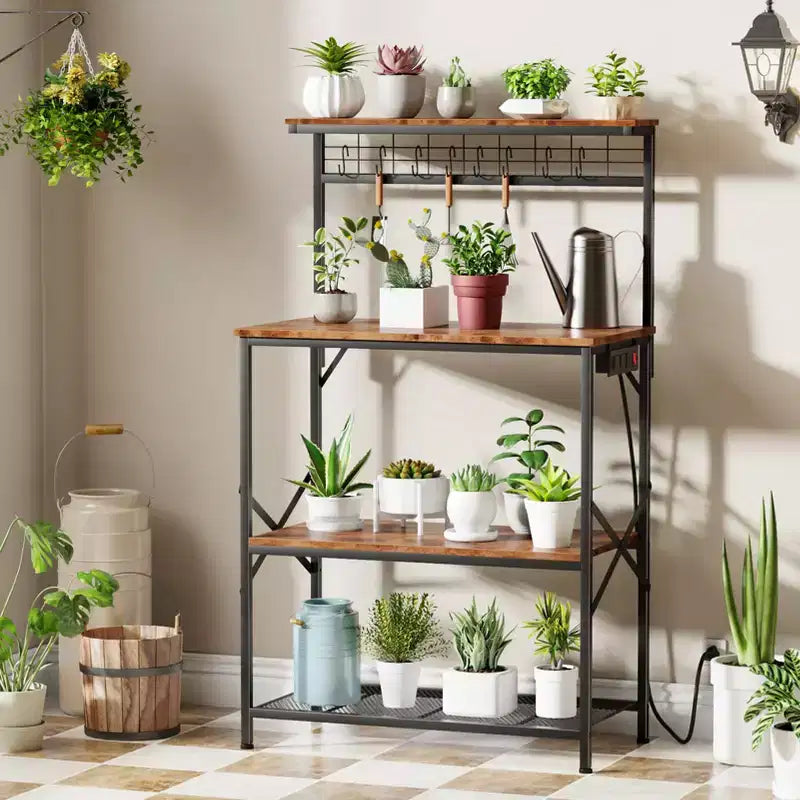 Qwatto Kitchen Bakers Rack con prese di corrente da 31,5 pollici, stazione da caffè, scaffale porta microonde a 4 ripiani con ganci a S, tavolo multiuso marrone