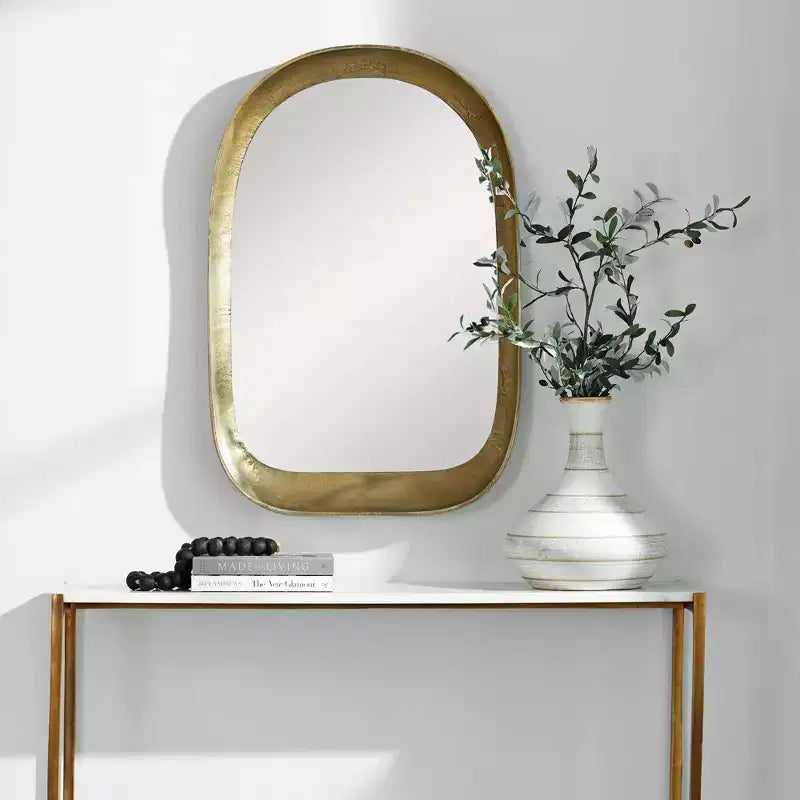 Specchio da parete ad arco Uttermost Bradano in ottone antico 23 3/4 x 35 1/2