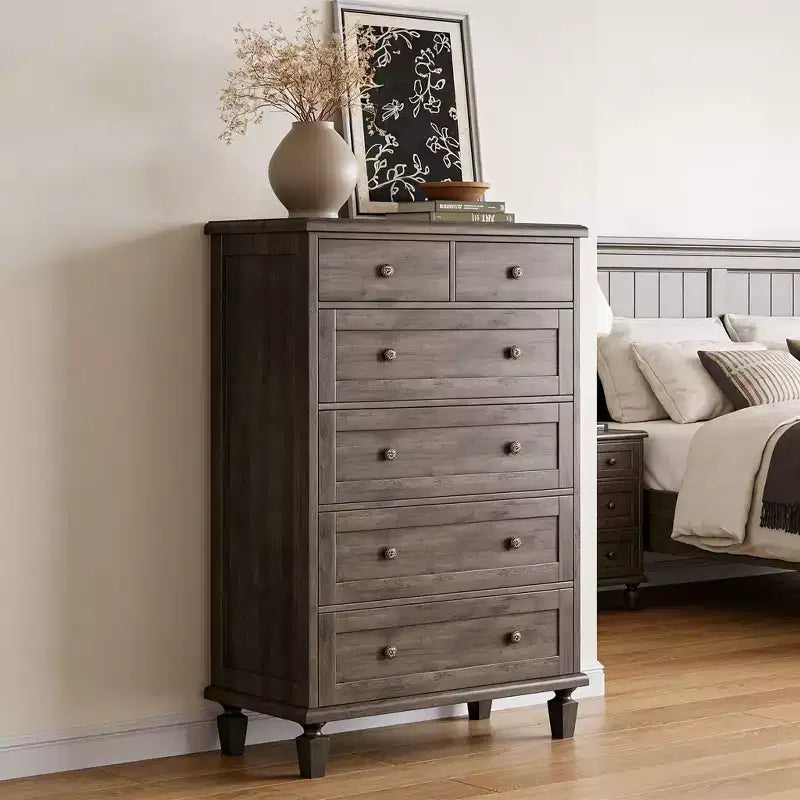 47 Comò alto con maniglie intagliate e gambe affusolate, design per la camera da letto