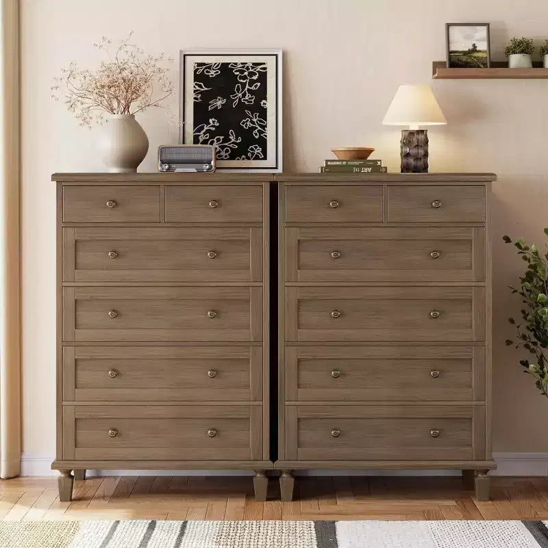 47 Comò alto con maniglie intagliate e gambe affusolate, design per la camera da letto