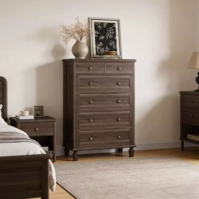 47 Comò alto con maniglie intagliate e gambe affusolate, design per la camera da letto