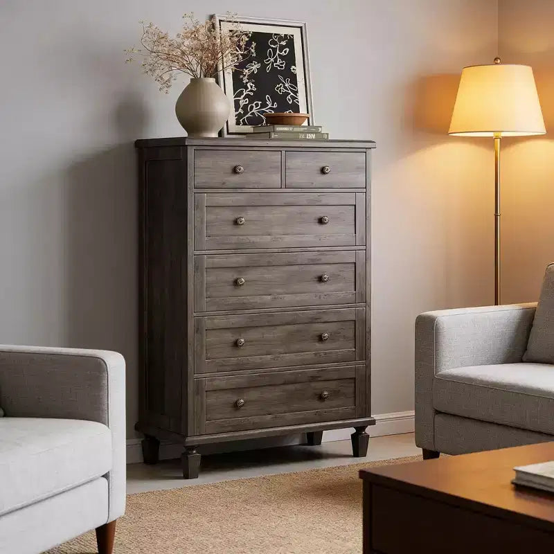 47 Comò alto con maniglie intagliate e gambe affusolate, design per la camera da letto