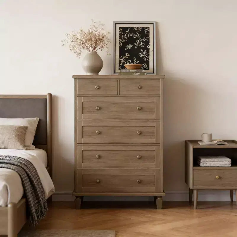 47 Comò alto con maniglie intagliate e gambe affusolate, design per la camera da letto