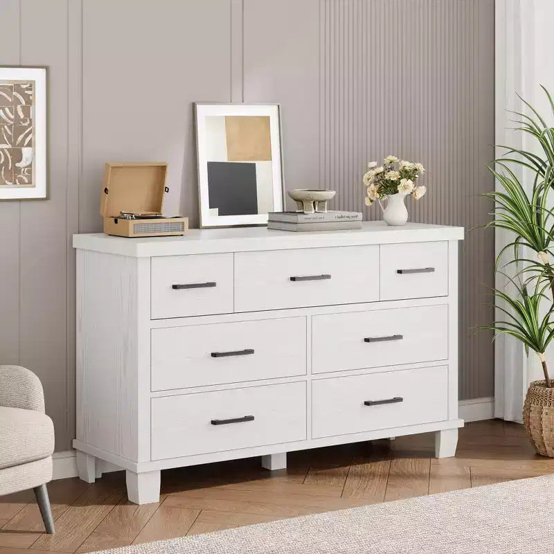 Cassettiera a 7 cassetti in legno per camera da letto, Comò da 51 pollici di larghezza, Organizzatore moderno in legno con maniglie in metallo per armadio, soggiorno