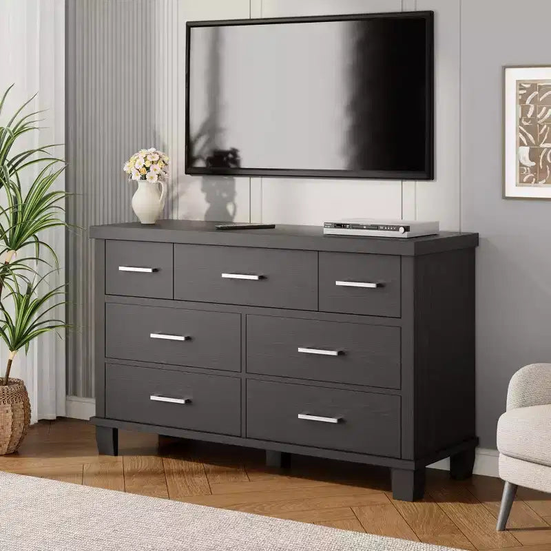 Cassettiera a 7 cassetti in legno per camera da letto, Comò da 51 pollici di larghezza, Organizzatore moderno in legno con maniglie in metallo per armadio, soggiorno