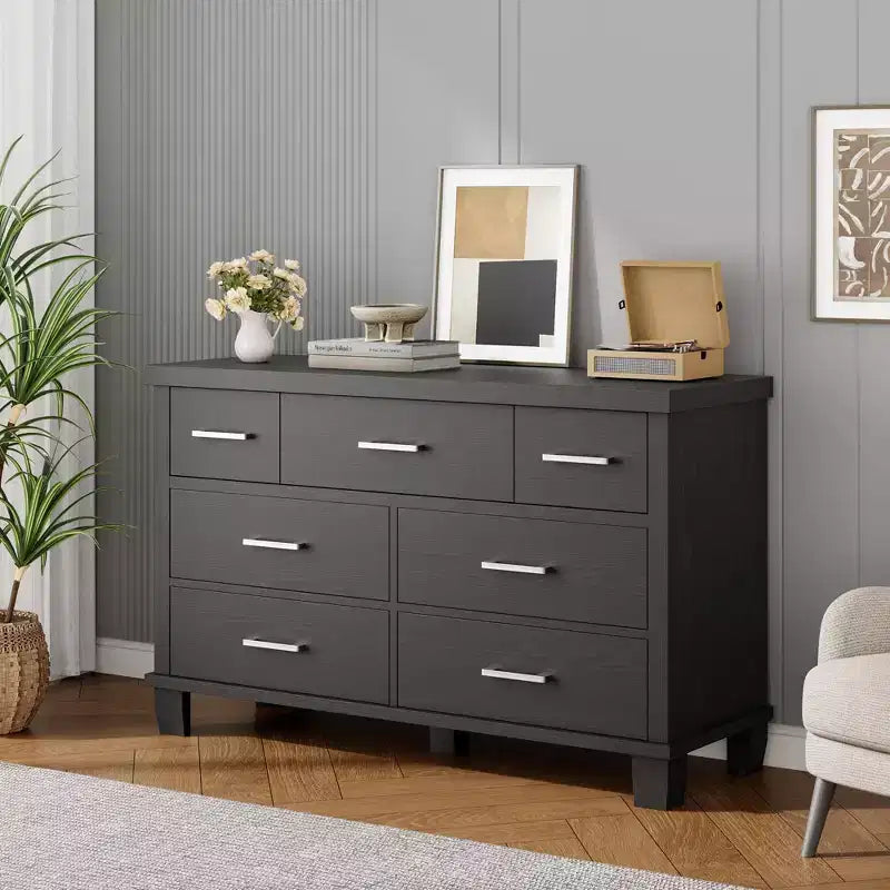 Cassettiera a 7 cassetti in legno per camera da letto, Comò da 51 pollici di larghezza, Organizzatore moderno in legno con maniglie in metallo per armadio, soggiorno