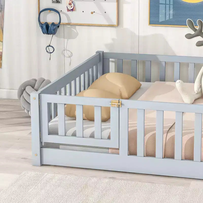 Bellemave Letto a Terra Montessori Completo con Recinzione e Porta, Struttura Bassa in Legno per Bambini con Sponde di Protezione, Legno Massello di Gomma, Facile da Montare