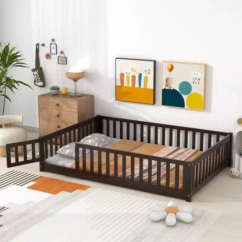 Bellemave Letto a Terra Montessori Completo con Recinzione e Porta, Struttura Bassa in Legno per Bambini con Sponde di Protezione, Legno Massello di Gomma, Facile da Montare