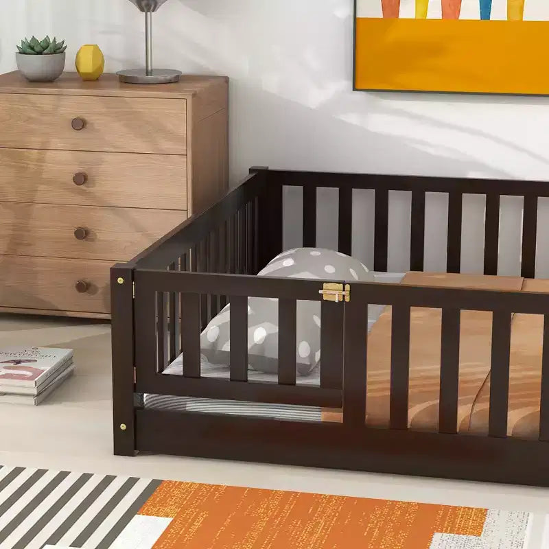 Bellemave Letto a Terra Montessori Completo con Recinzione e Porta, Struttura Bassa in Legno per Bambini con Sponde di Protezione, Legno Massello di Gomma, Facile da Montare