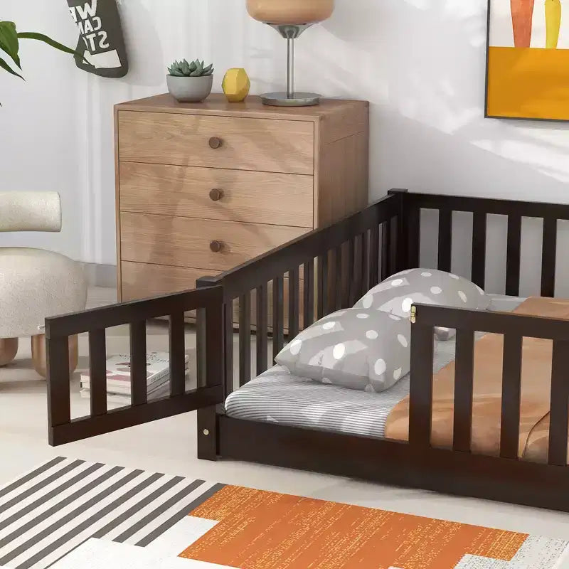 Bellemave Letto a Terra Montessori Completo con Recinzione e Porta, Struttura Bassa in Legno per Bambini con Sponde di Protezione, Legno Massello di Gomma, Facile da Montare